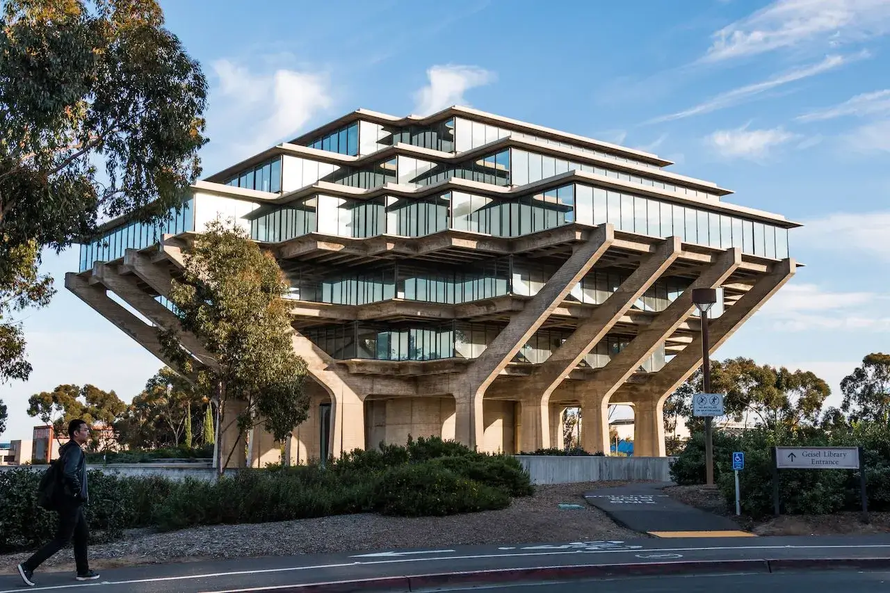 Estilos arquitectónicos: tipos, características y ejemplos Estilo arquitectónico brutalista con hormigón visto y volúmenes geométricos rotundos