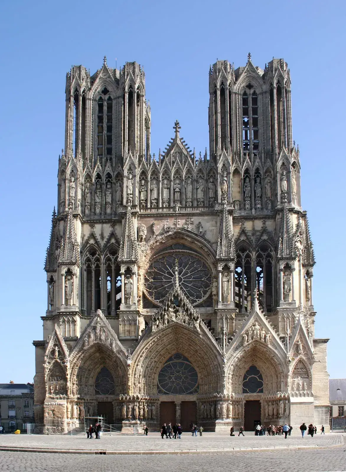 Estilos arquitectónicos: tipos, características y ejemplos Estilo arquitectónico gótico de una catedral con arcos apuntados y grandes vidrieras