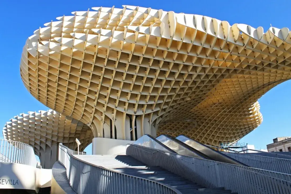 Estilos arquitectónicos: tipos, características y ejemplos Estilo arquitectónico paramétrico con estructura de panal y formas escultóricas fluidas