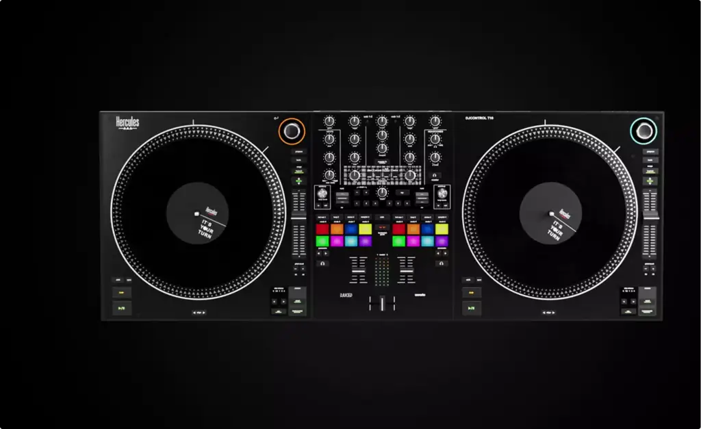 DJ pult 3D rendering full controller with two turntables and central mixer on dark background