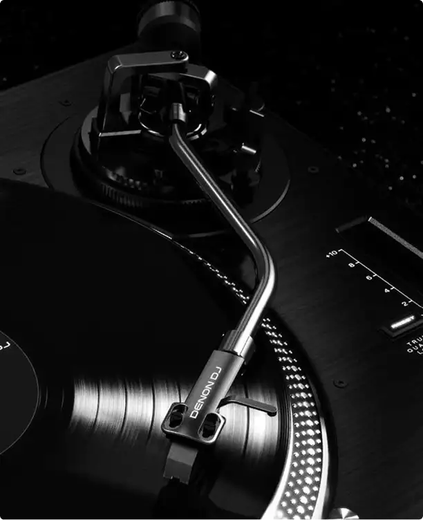 DJ pult 3D rendering tonearm on vinyl record with stylus detail on turntable deck