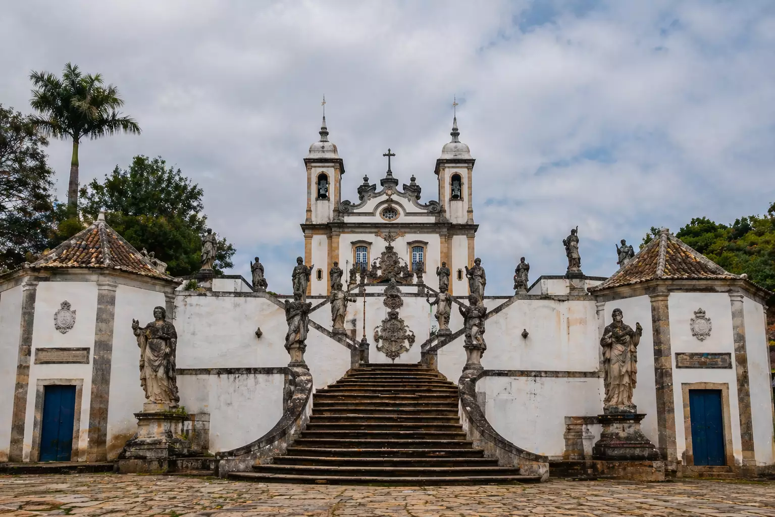 Baroque Architecture: Europe’s Boldest Expression of Power and Beauty Baroque church facade with grand staircase and statues, Baroque Architecture